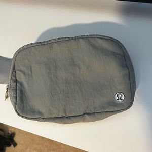 Lululemon Everywhere belt bag 1L - original size in Silver Drop color